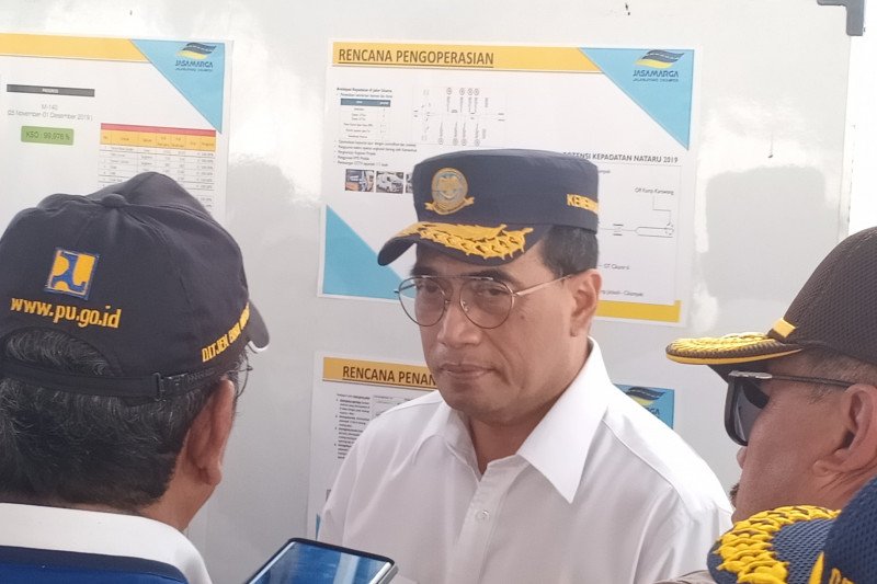 Menteri Perhubungan Budi Karya Sumadi saat meninjau Jalan Tol Elevated Jakarta-Cikampek/Japek II di Bekasi, Jawa Barat, Minggu (8/12/2019). ANTARA/Ahmad Wijaya