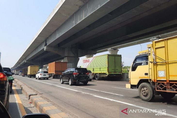 Arus kendaraan di titik penyekatan mudik Kilometer 31 Jalan Tol Jakarta-Cikampek arah Cikampek terpantau lancar pada Jumat (7/5). (Foto: Pradita Kurniawan Syah).