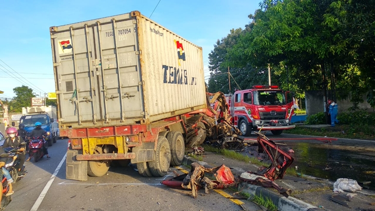 Laka Lantas Jalan Solo - Semarang Libatkan Dua Truk Trailer, 2 Orang Tewas