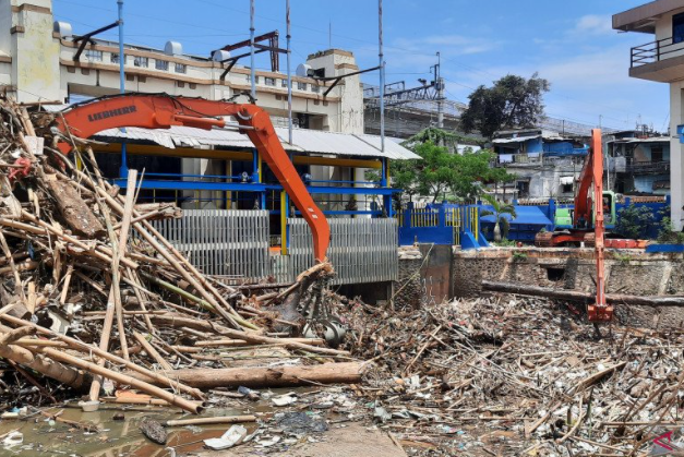 57 Truk Dikerahkan Angkut 1.570 Meter Kubik Sampah dari Pintu Air Manggarai