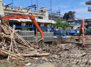 57 Truk Dikerahkan Angkut 1.570 Meter Kubik Sampah dari Pintu Air Manggarai