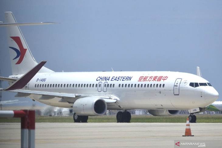 Pesawat milik maskapai penerbangan China Eastern menuju area apron setibanya di Bandara Internasional I Gusti Ngurah Rai, Bali, Sabtu (8/2/2020). ANTARA/Fikri Yusuf