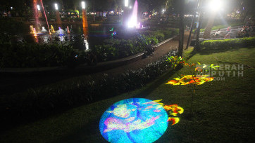 Warga Piknik Menikmati Libur Panjang Akhir Pekan di Taman Ayodya yang Beroperasi 24 Jam