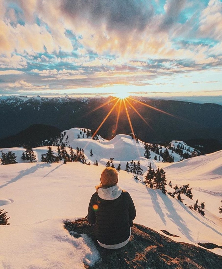 Wisatawan menikmati pemandangan di Whistler. (Foto: Instagram @miraecampbell)