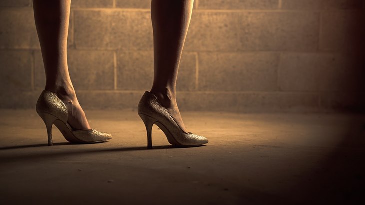 Kenali Bahaya Memakai High Heels dan Flat Shoes
