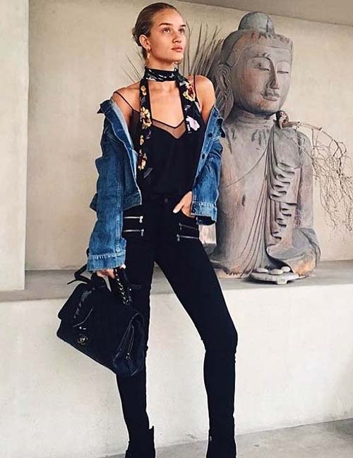 Kombinasi jaket jeans dan celana jeans hitam (Sumber: Instagram / @rosiehw)