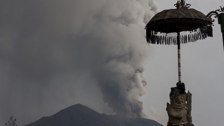 BMKG Perkirakan Abu Vulkanis Gunung Agung Bisa Sampai Jawa Timur