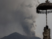 BMKG Perkirakan Abu Vulkanis Gunung Agung Bisa Sampai Jawa Timur