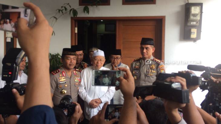 Irjen (Pol) Idham Azis dan KH Ma'ruf Amin saat berbicara kepada wartawan di kediaman Ma'ruf, Tanjung Priok, Jakarta Utara, Senin (31/7). (MP/Angga Yudha Pratama)