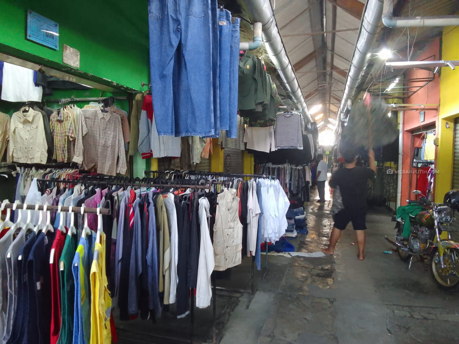 Respons Gibran soal Maraknya Bisnis Baju Bekas Impor di Solo