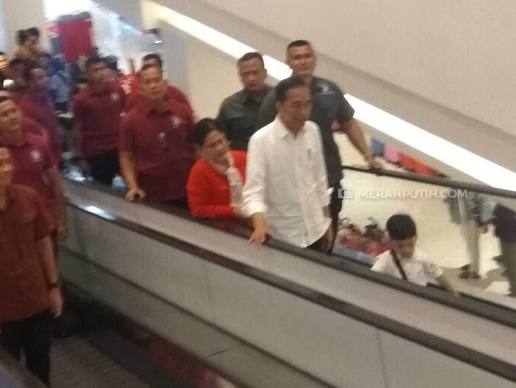Presiden Jokowi mengajak bermain Jan Ethes di Trans Studio Mini Transmart, Kabupaten Sukoharjo, Jawa Tengah, Sabtu (28/12). (MP/Ismail)