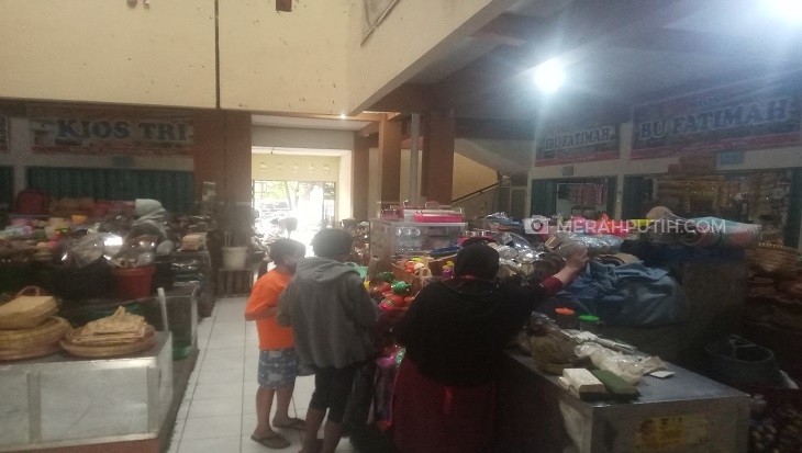 Tak Patuhi Larangan Pemkot Solo, Orang Tua Tetap Nekat Ajak Anaknya ke Pasar