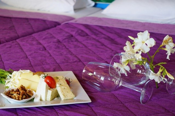 Room service tersedia di tempat penginapan yang memiliki restoran. (Foto: Pixabay/Engin_Akyurt)