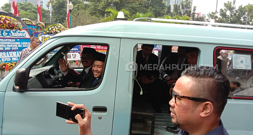 Sembilan Kader PAN 'Carter' Angkot Hadiri Pelantikan Anggota DPRD DKI