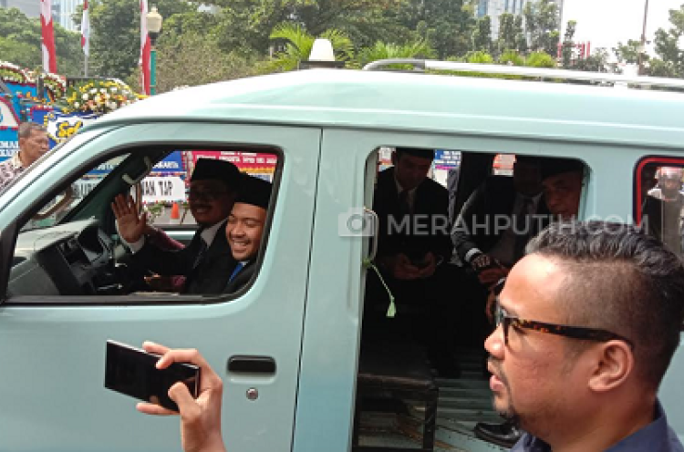 Sembilan Kader PAN 'Carter' Angkot Hadiri Pelantikan Anggota DPRD DKI