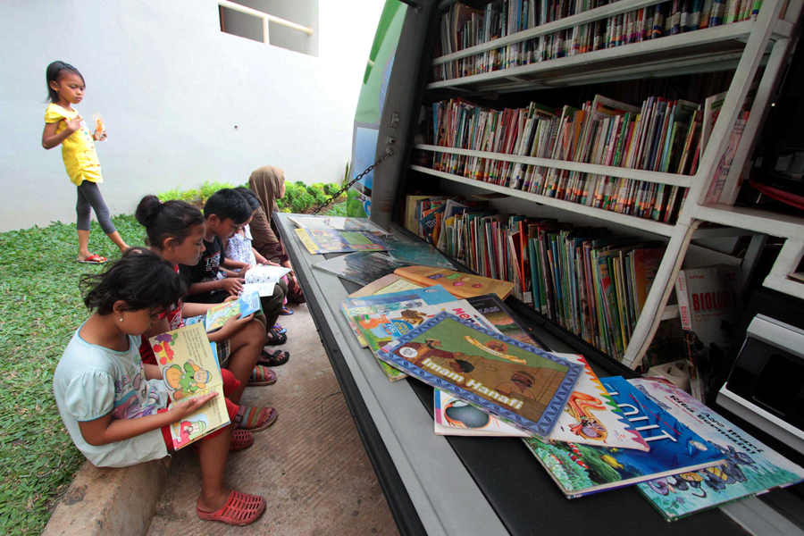 Perpustakaan keliling di halaman Rusun  Jatinegara, Jakarta Timur. (MP/Dery Ridwansah)