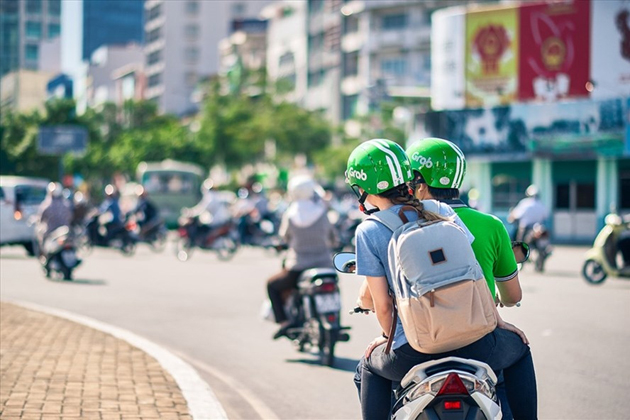 Kamu bisa menggunakan aplikasi transportasi (Sumber: vietvisiontravel.com)