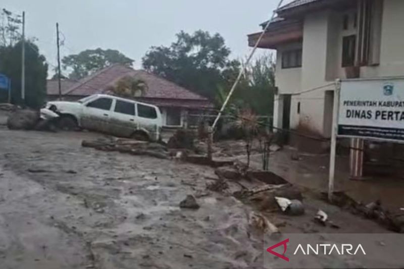 Jalan Solok-Padang Ditutup Akibat Banjir Bandang, 4 Orang Dikabarkan Terluka