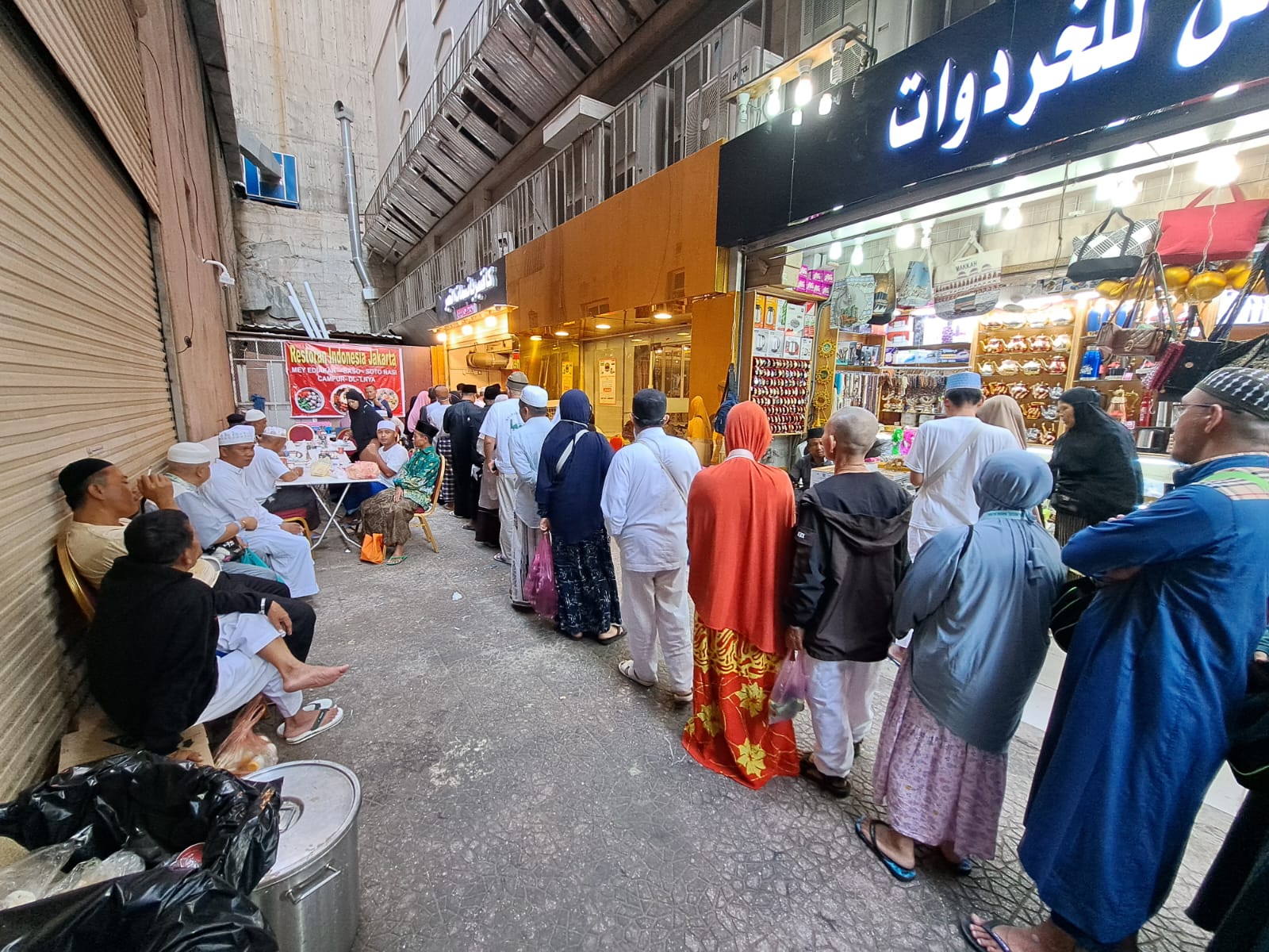 Ketika Jemaah Haji Jabar Antre Beli Bakso Buat Dicampur Nasi