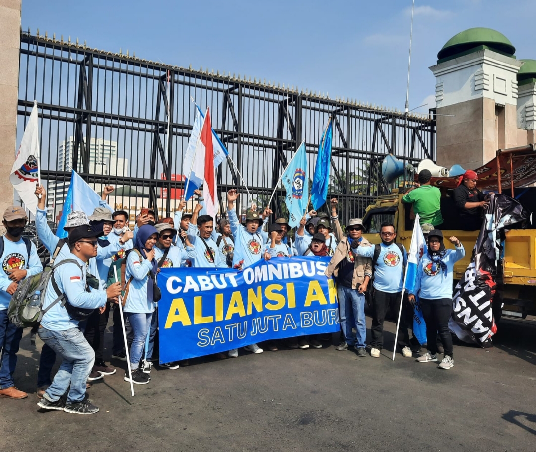 Gelar Aksi di DPR, Buruh Minta UU Cipta Kerja Dicabut
