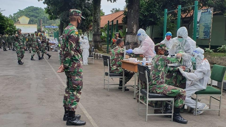 Tes COVID-19 TNI AD. (Foto: MP/Kanugrahan)