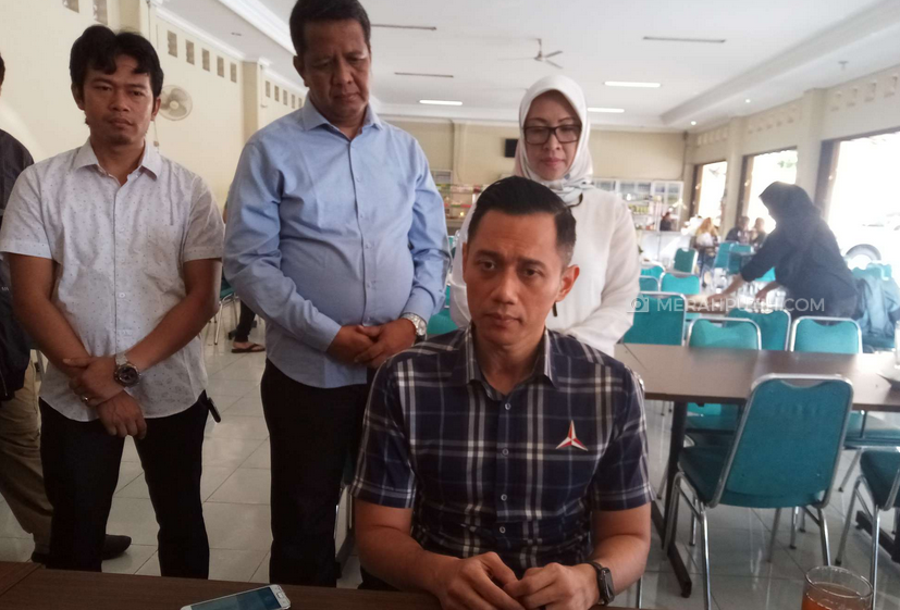 Agus Harimurti Yudhoyono (AHY) memberikan keterangan terkait ketidak hadirannya di Stadion GBK di Kabupaten, Karanganyar, Jawa Tengah (8/4). (MP/Ismail)