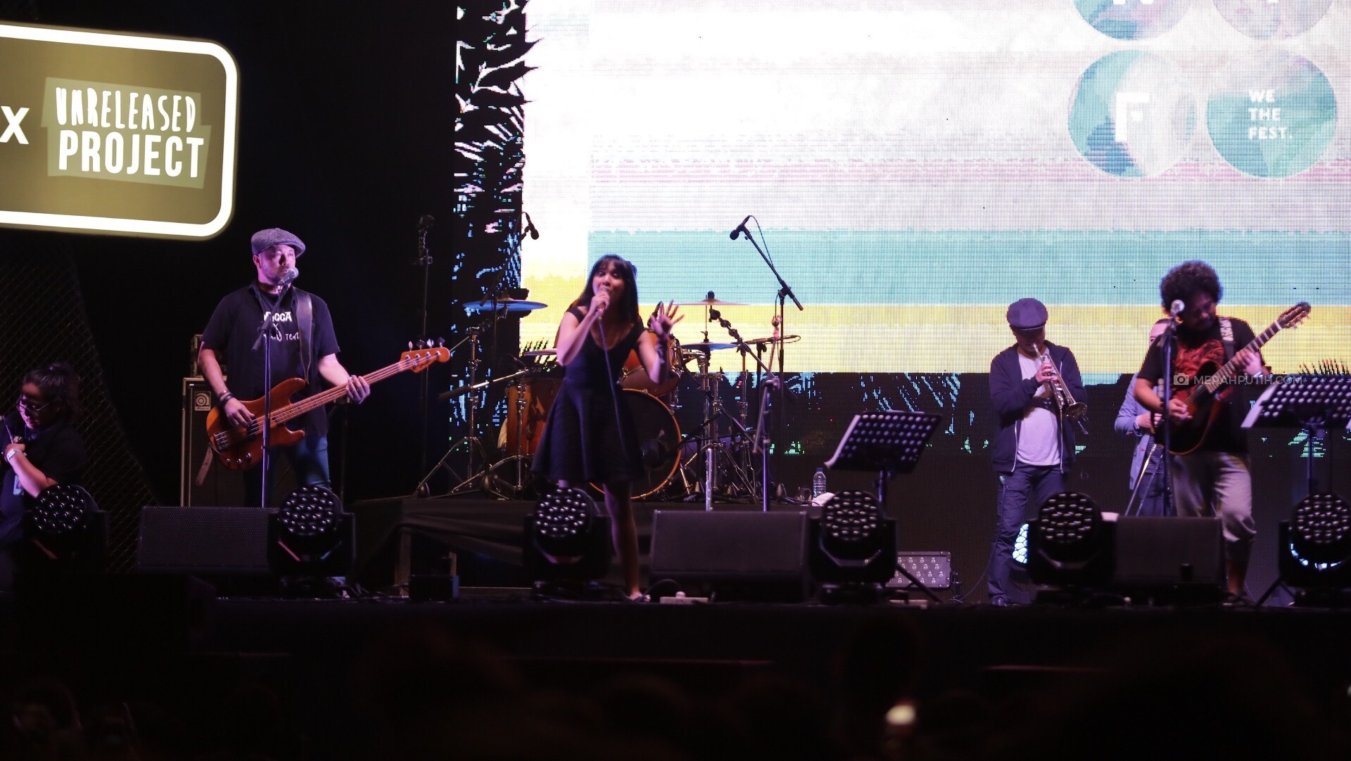 Kolaborasi Mocca dan Payung Teduh Buai Penonton WTF 2017