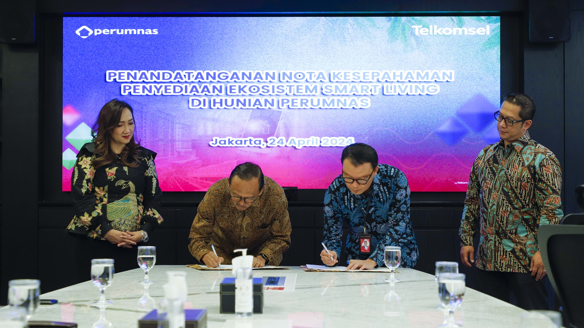 Penandatanganan nota kesepahaman kolaborasi oleh Direktur Utama Perum Perumnas, Budi Saddewa Soediro dan Direktur Utama Telkomsel, Nugroho, di Kantor Pusat Telkomsel, Jakarta (24/4).