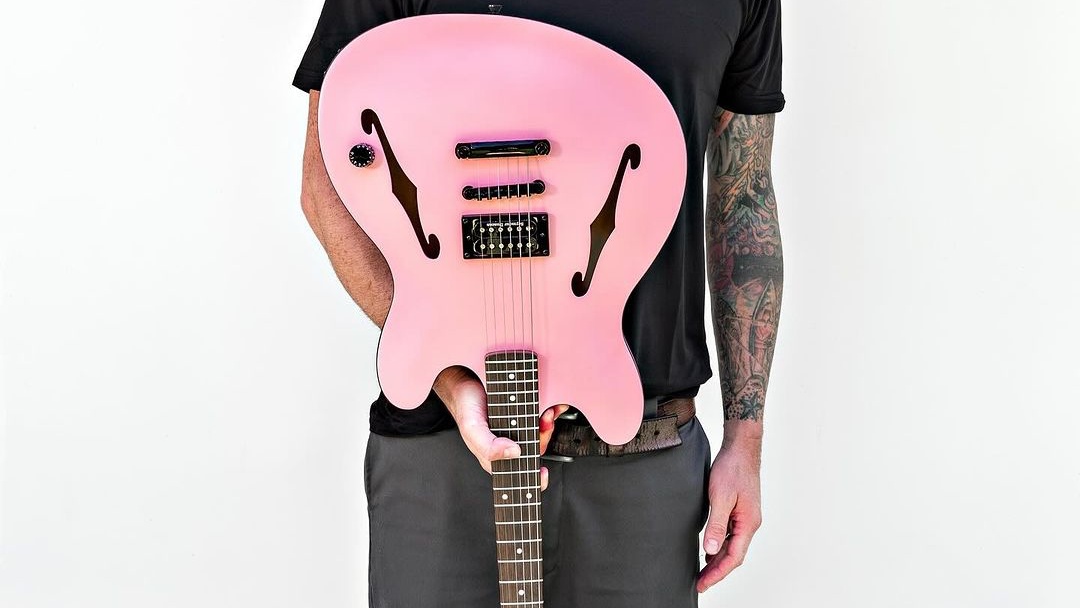 Tom DeLonge Perkenalkan Gitar Starcaster Signature Miliknya