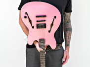 Tom DeLonge Perkenalkan Gitar Starcaster Signature Miliknya