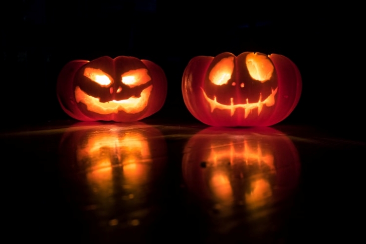 Jack O'Lantern, mengukir labu untuk Halloween. (Foto: unsplash/DavidMenidrey)