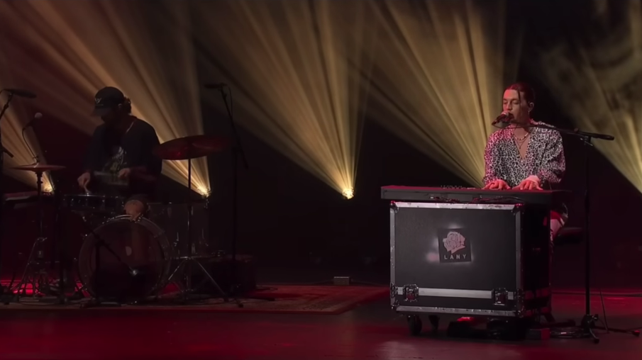 LANY membawakan lagu Stuck dari album Soft dengan nuansa emosional