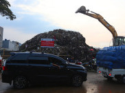 Pasar Jaya Turunkan 112 Truk untuk Atasi Gunungan Sampah di Pasar Induk Kramat Jati