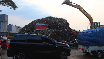Pasar Jaya Turunkan 112 Truk untuk Atasi Gunungan Sampah di Pasar Induk Kramat Jati