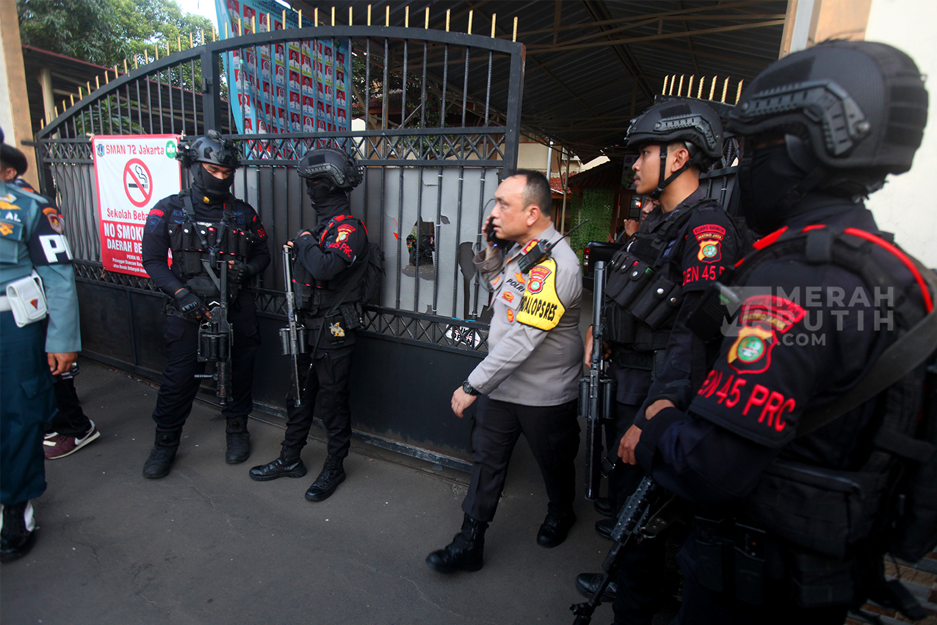 Petugas Brimob Senjata Lengkap Jaga Ketat SMAN 72 Jakarta Pasca Ledakan 