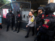 Petugas Brimob Senjata Lengkap Jaga Ketat SMAN 72 Jakarta Pasca Ledakan 