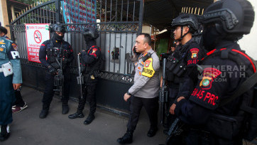 Petugas Brimob Senjata Lengkap Jaga Ketat SMAN 72 Jakarta Pasca Ledakan 