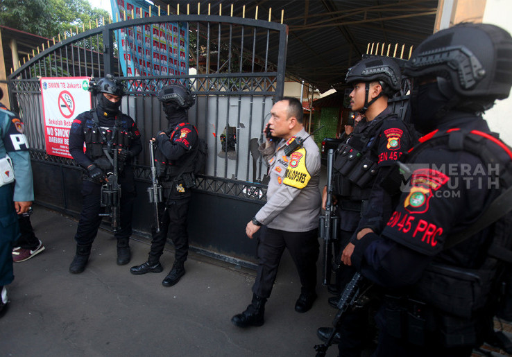 Petugas Brimob Senjata Lengkap Jaga Ketat SMAN 72 Jakarta Pasca Ledakan 