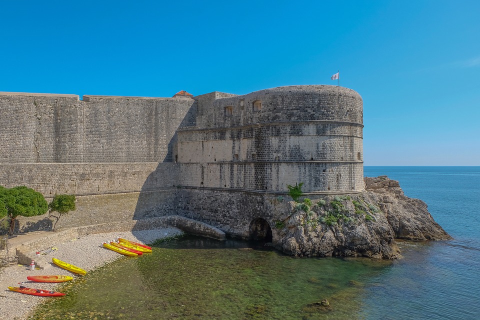 Hotel Excelsior menghadap kota tua Dubrovnik dan Laut Adriatik. (Foto: Pixabay/morladda)