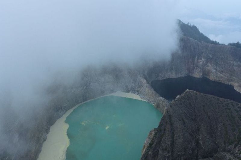 Terjadi Endapan Belerang di Kawah II Gunung Kelimutu