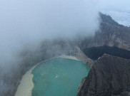 Suhu Danau Kawah Gunung Kelimutu Naik Picu Sengatan Bau Belerangan, Warga Diimbau Menjauh