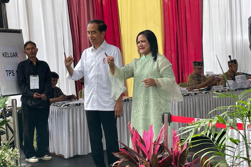 Gunakan Hak Pilih di TPS 10 Gambir, Jokowi Utarakan Harapannya