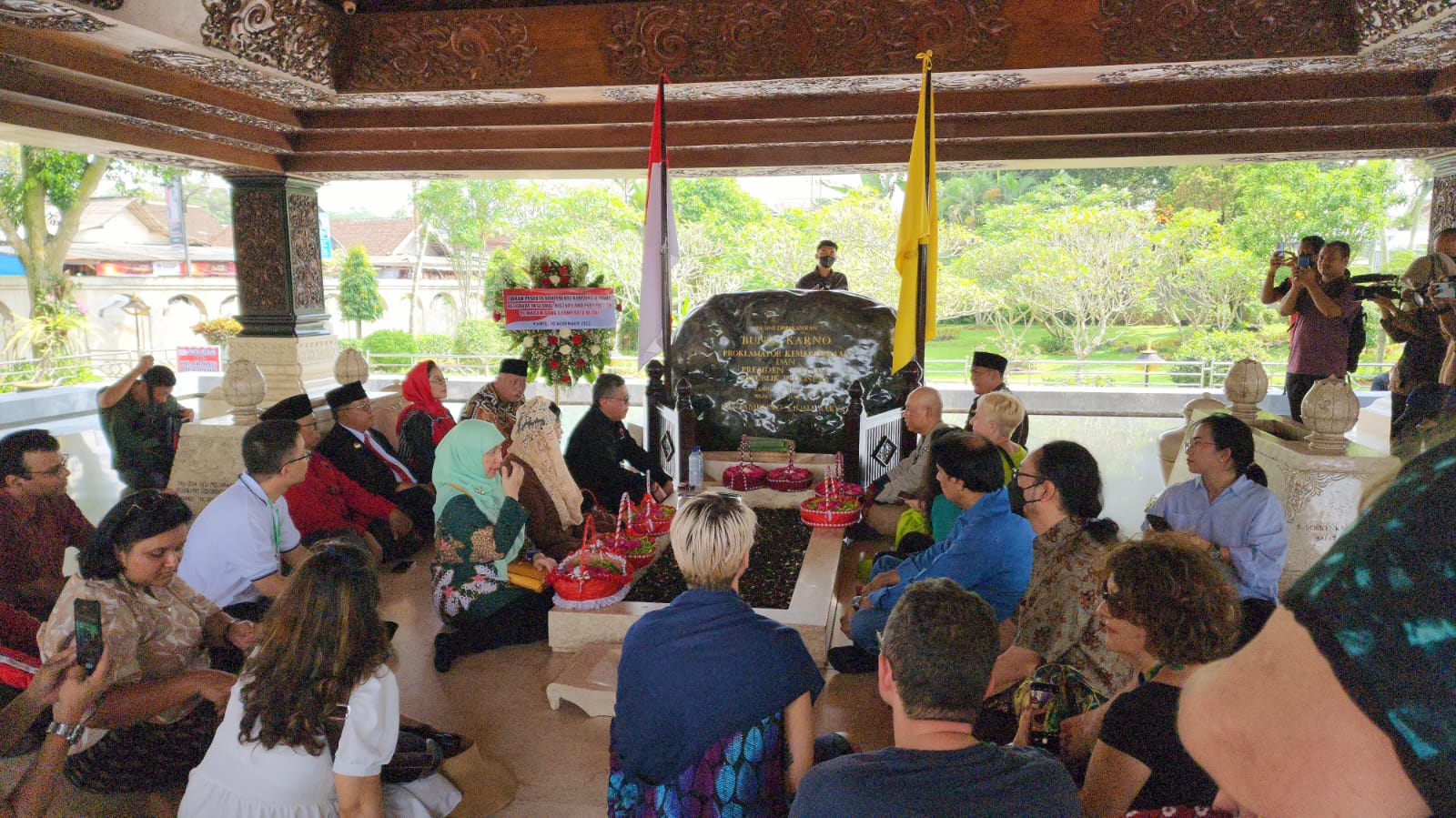 Peserta Tapak Tilas KAA Ziarah Makam Bung Karno