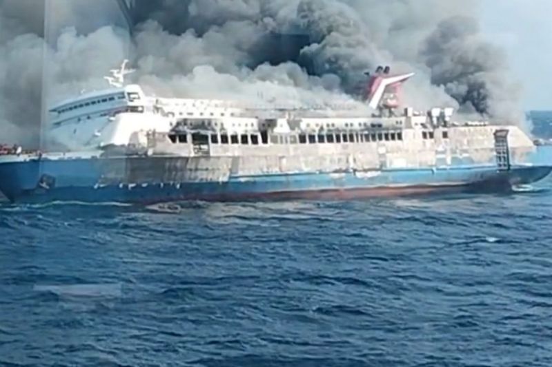 Kapal Pertamina Selamatkan  17 Penumpang Kapal Mutiara Sentosa Yang Terbakar di Perairan Utara Sumenep