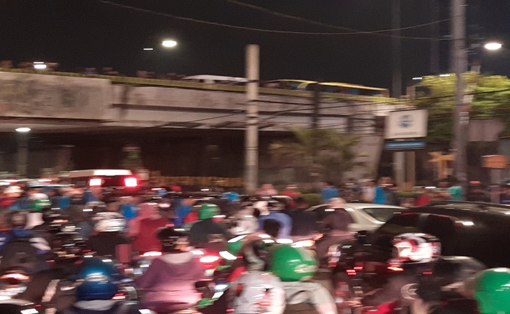Dampak kerusuhan antara mahasiswa melawan polisi menyebabkan jalan macet total