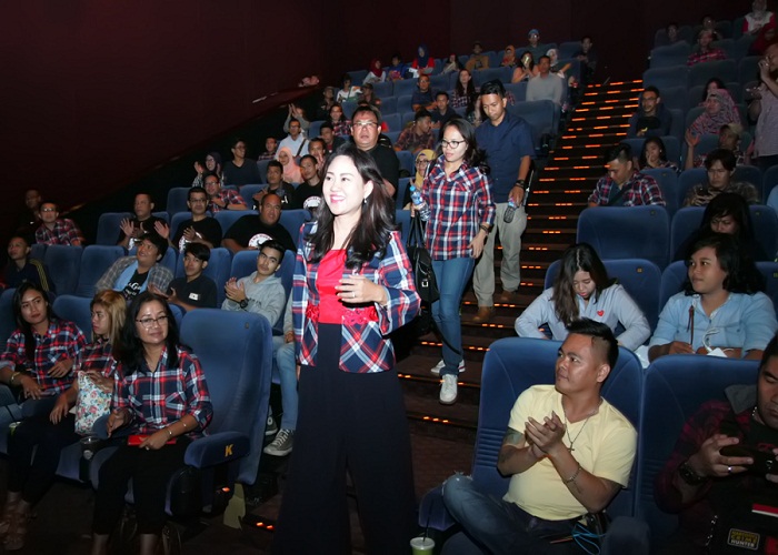 Istri Wagub Djarot Saat Nobar Film Cek Tokoh Sebelah