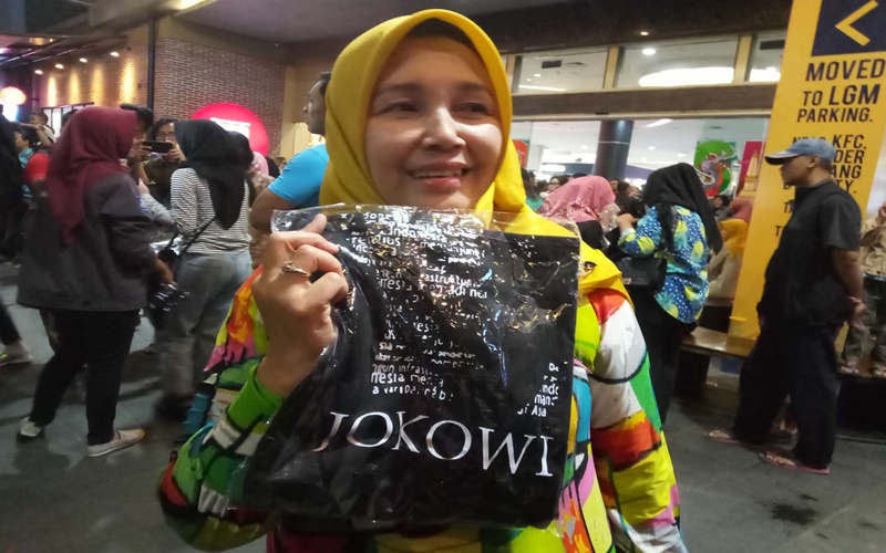 Presiden Jokowi bagikan kaos bergambar wajahnya kepada pengunjung mal