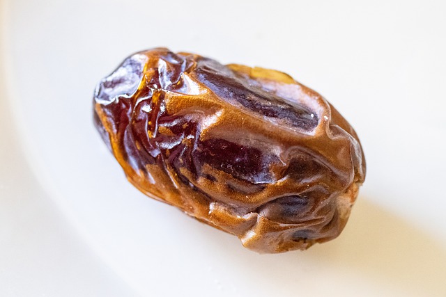 Kurma mengandung gula alami yang tinggi. (Foto pixabay/Squirrel_photos)
