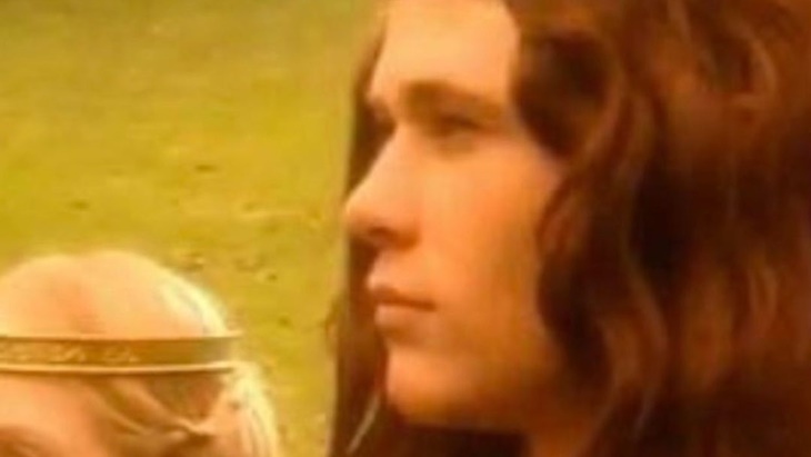 Chris Hemsworth Unggah Foto Jadul saat Masih Pakai Wig