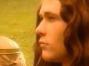 Chris Hemsworth Unggah Foto Jadul saat Masih Pakai Wig